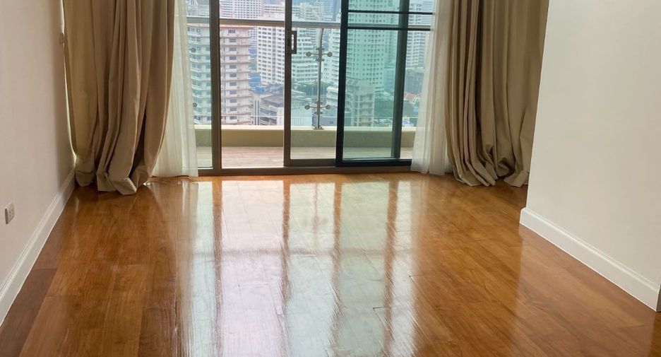 For rent 4 bedrooms condo in Khlong Toei, Bangkok