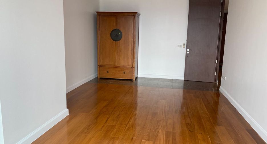 For rent 4 bedrooms condo in Khlong Toei, Bangkok