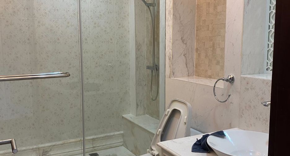 For rent 4 bedrooms condo in Khlong Toei, Bangkok