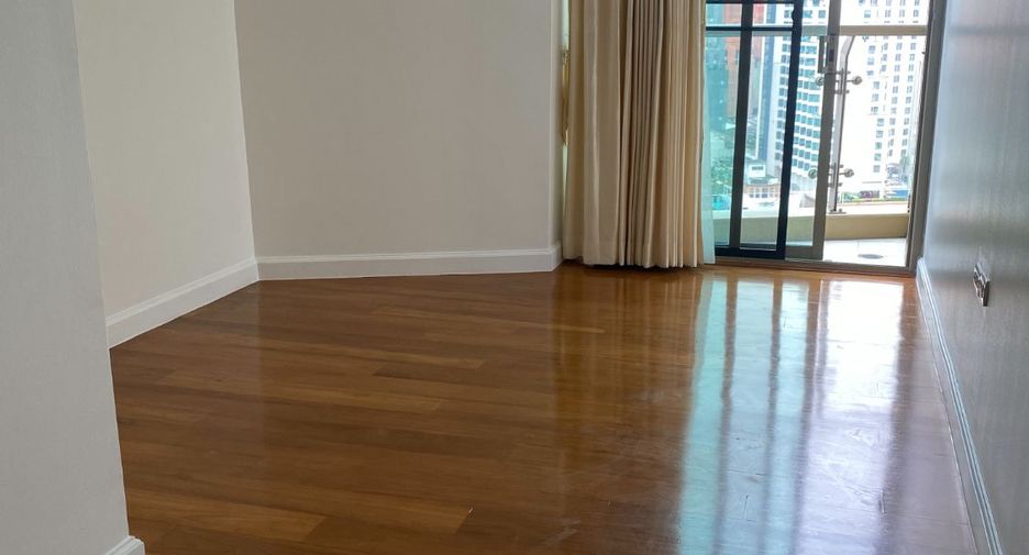 For rent 4 bedrooms condo in Khlong Toei, Bangkok