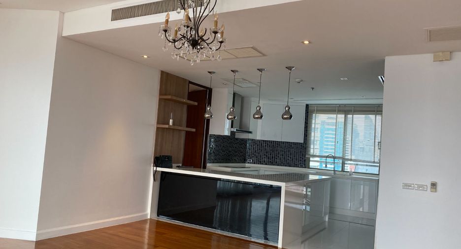 For rent 4 bedrooms condo in Khlong Toei, Bangkok