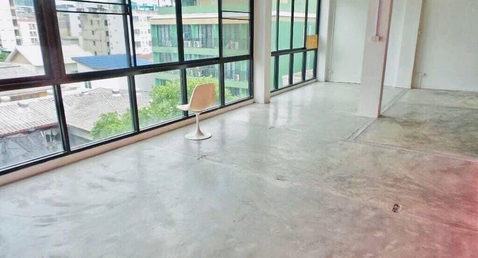 For rent and for sale office in Huai Khwang, Bangkok