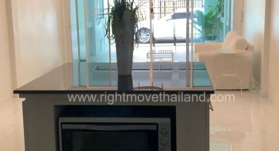 For rent and for sale 3 bedrooms townhouse in Watthana, Bangkok