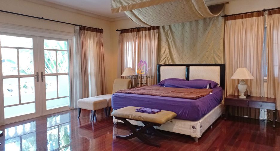 For rent 4 Beds house in Phra Khanong, Bangkok