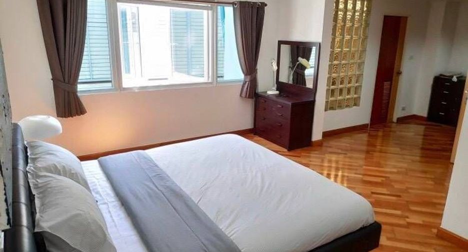 For rent 4 bed house in Huai Khwang, Bangkok