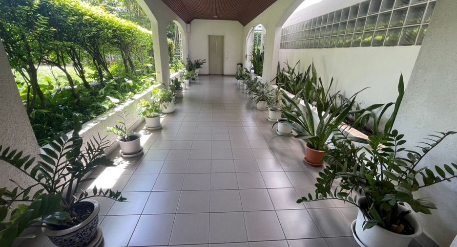 For sale 4 bedrooms condo in Watthana, Bangkok