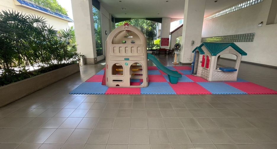 For sale 4 bedrooms condo in Watthana, Bangkok