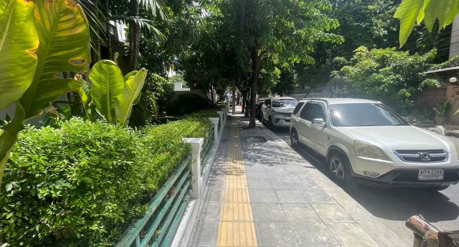 For sale 4 bedrooms condo in Watthana, Bangkok