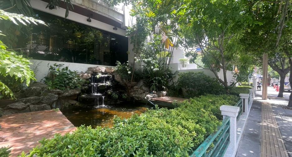 For sale 4 bedrooms condo in Watthana, Bangkok