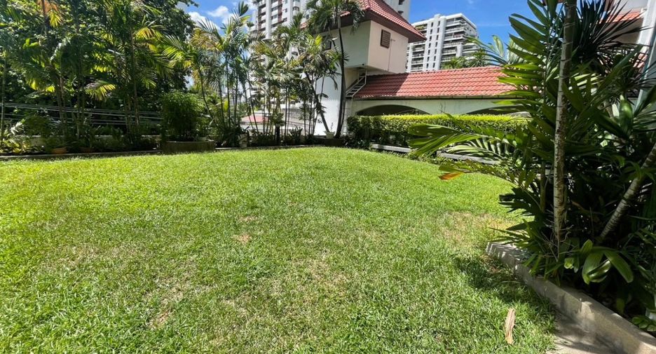 For sale 4 bedrooms condo in Watthana, Bangkok