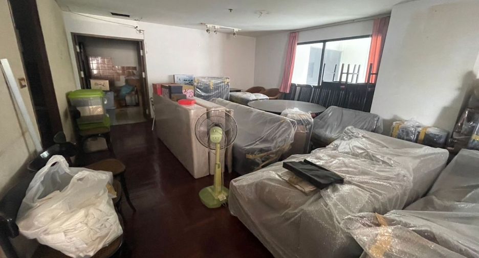 For sale 4 bedrooms condo in Watthana, Bangkok