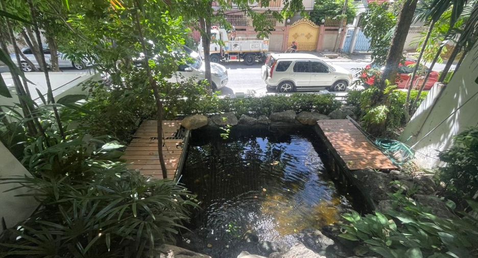 For sale 4 bedrooms condo in Watthana, Bangkok