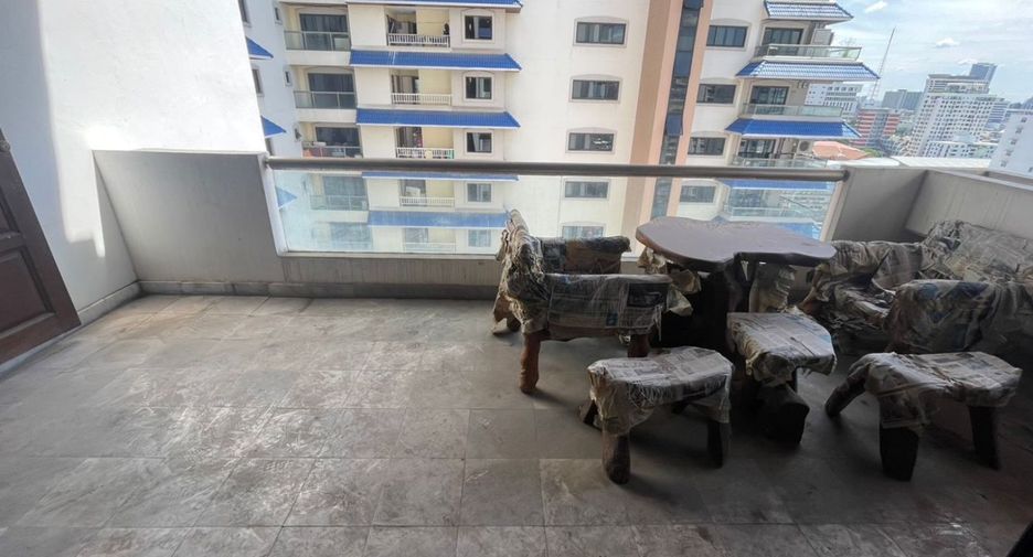 For sale 4 bedrooms condo in Watthana, Bangkok