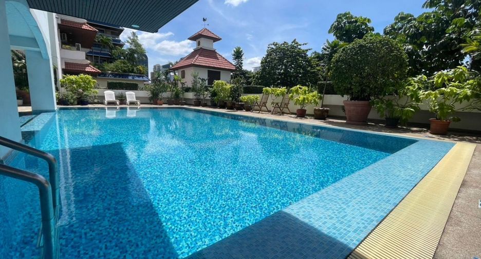 For sale 4 bedrooms condo in Watthana, Bangkok