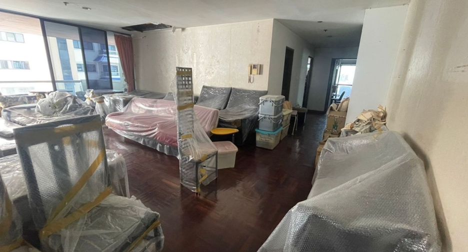 For sale 4 bedrooms condo in Watthana, Bangkok