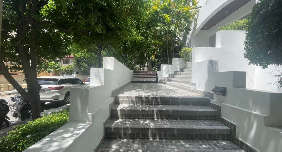 For sale 4 bedrooms condo in Watthana, Bangkok