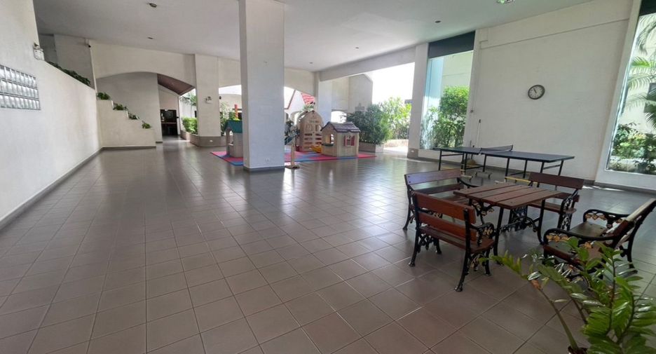 For sale 4 bedrooms condo in Watthana, Bangkok