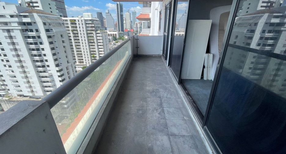 For sale 4 bedrooms condo in Watthana, Bangkok