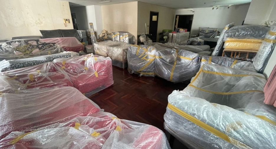 For sale 4 bedrooms condo in Watthana, Bangkok