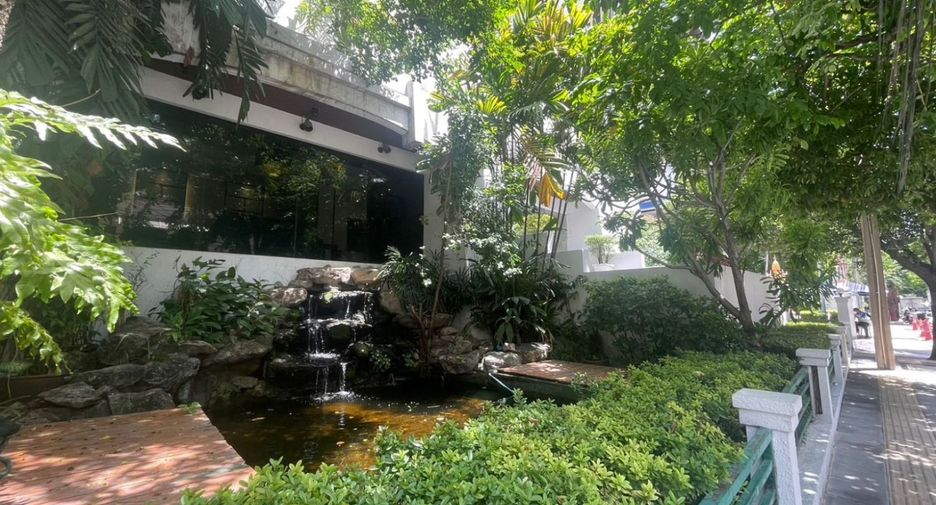 For sale 4 bedrooms condo in Watthana, Bangkok