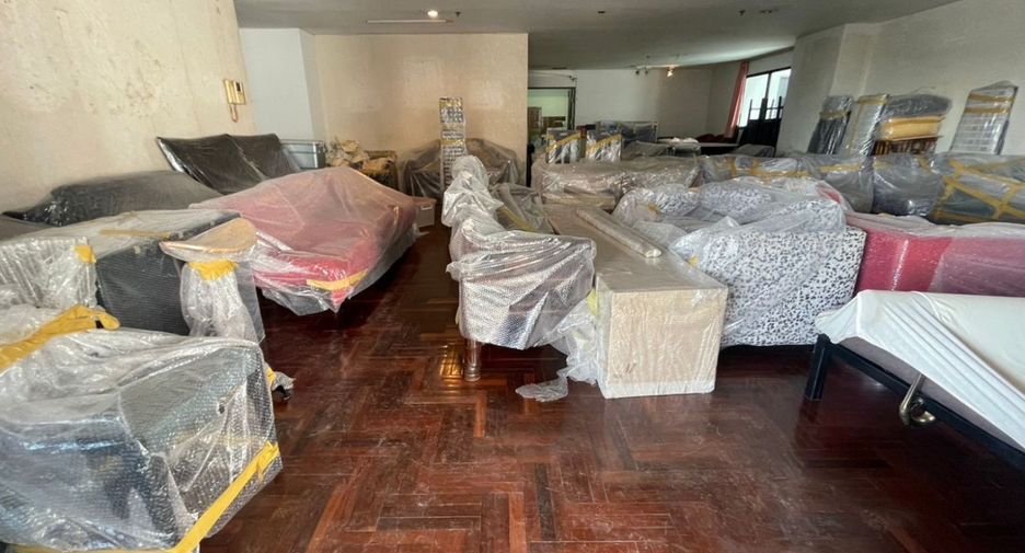 For sale 4 bedrooms condo in Watthana, Bangkok