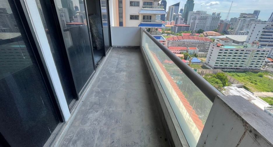 For sale 4 bedrooms condo in Watthana, Bangkok