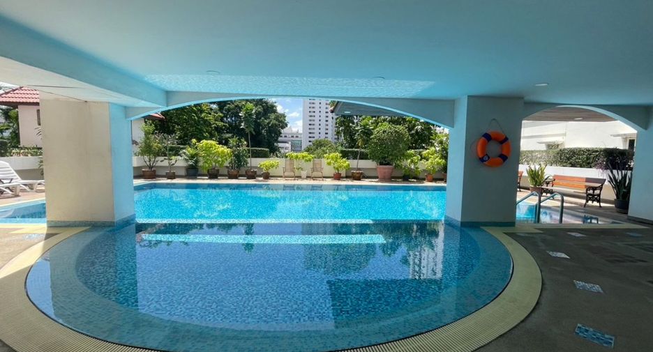 For sale 4 bedrooms condo in Watthana, Bangkok
