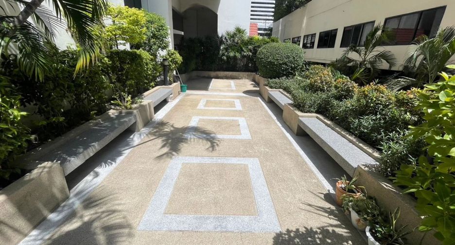 For sale 4 bedrooms condo in Watthana, Bangkok