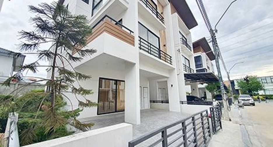 For sale 3 bedrooms house in Saphan Sung, Bangkok
