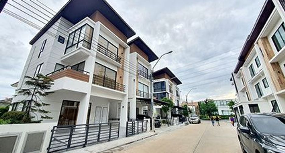 For sale 3 bedrooms house in Saphan Sung, Bangkok
