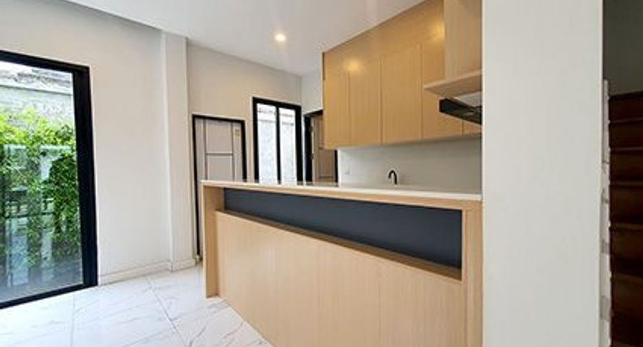 For sale 3 bedrooms house in Saphan Sung, Bangkok
