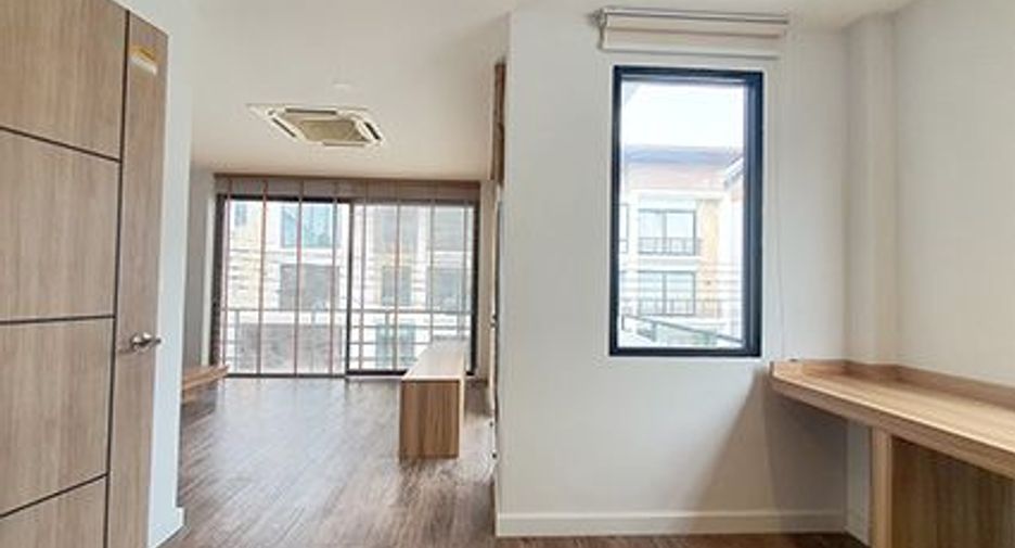 For sale 3 bedrooms house in Saphan Sung, Bangkok