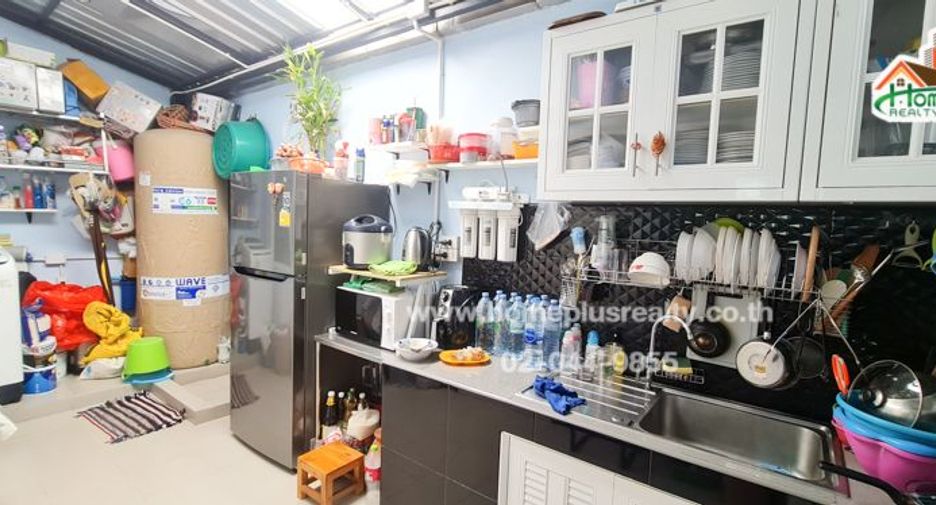 Продажа 4 спальни таунхаус в Sai Noi, Нонтабури