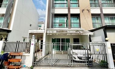 For sale 3 ベッドルーム townhouse in Lat Phrao, Bangkok