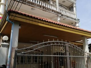 Casa adosada en alquiler y en venta de 4 habitaciones en Bueng Kum, Bangkok