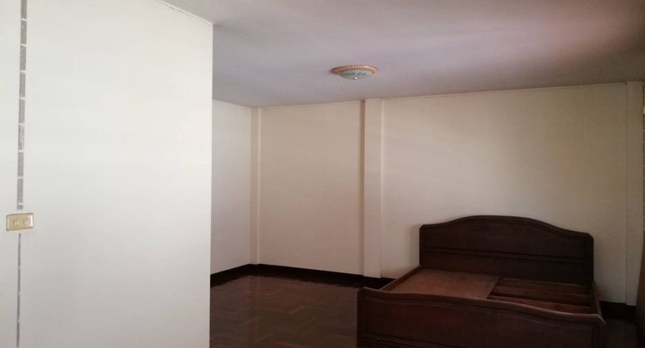 For rent and for sale 4 bedrooms townhouse in Bueng Kum, Bangkok