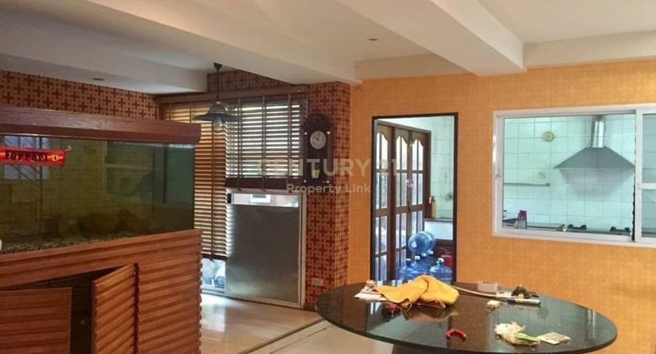 For rent and for sale 1 bed townhouse in Huai Khwang, Bangkok