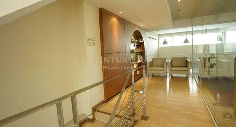 For rent and for sale 1 bed townhouse in Huai Khwang, Bangkok