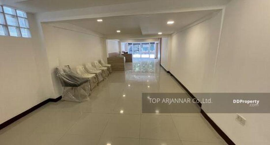 Local comercial en venta de 9 habitaciones en Chatuchak, Bangkok