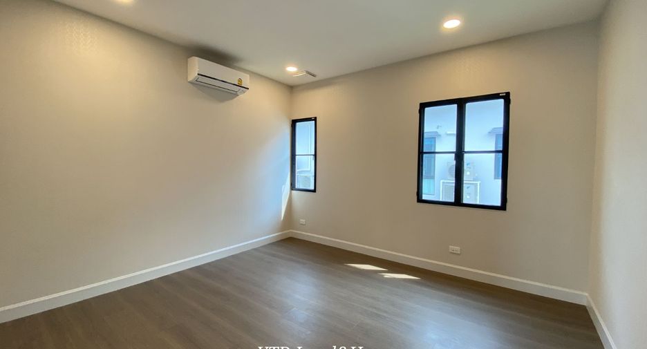 For sale 4 bedrooms house in Taling Chan, Bangkok