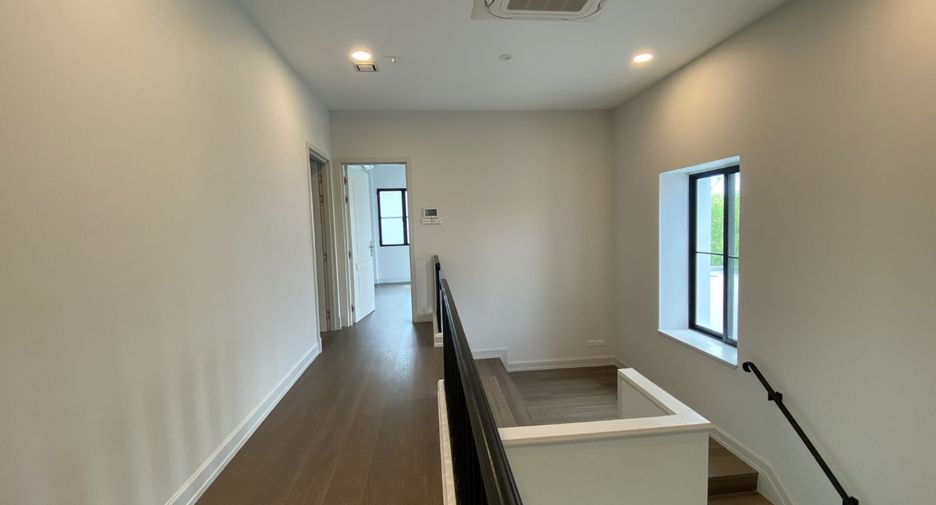 For sale 4 bedrooms house in Taling Chan, Bangkok