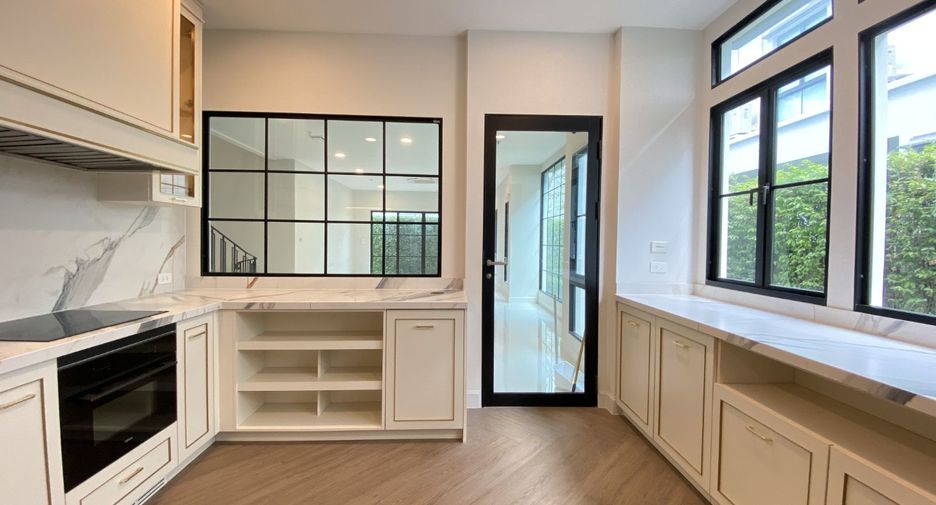 For sale 4 bedrooms house in Taling Chan, Bangkok