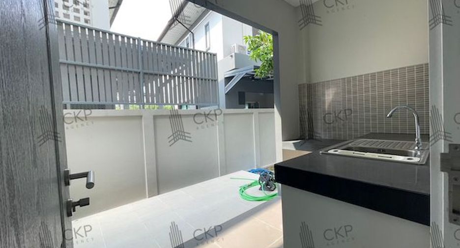 For sale 4 bedrooms house in Mueang Pathum Thani, Pathum Thani