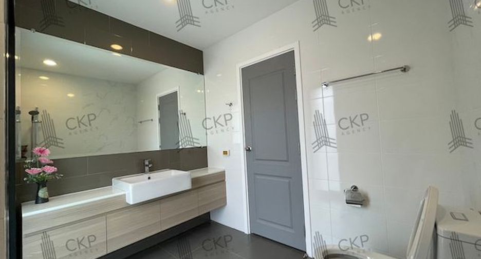 For sale 4 bedrooms house in Mueang Pathum Thani, Pathum Thani