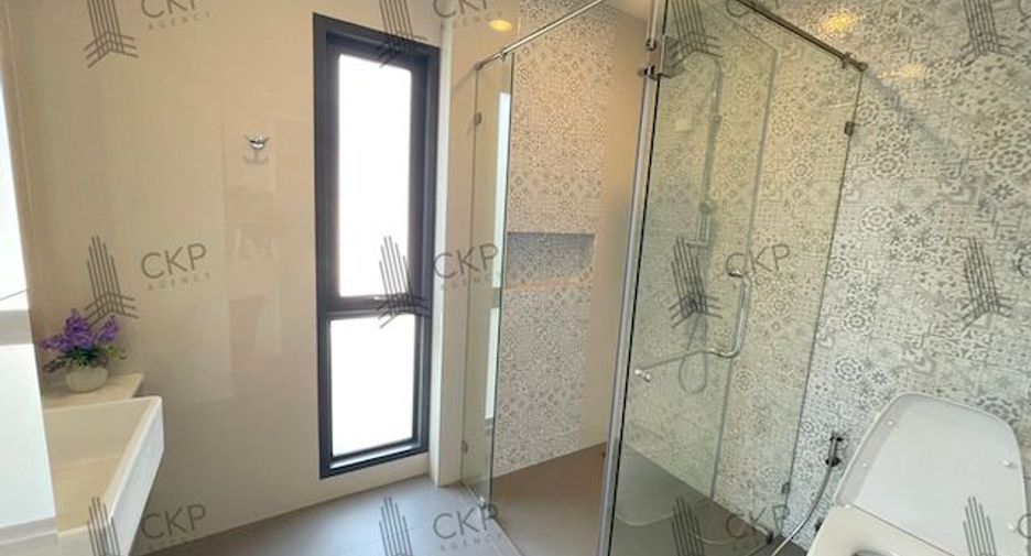 For sale 4 bedrooms house in Mueang Pathum Thani, Pathum Thani
