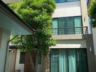 For rent 4 bedrooms house in Watthana, Bangkok