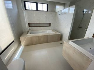 For rent 4 bedrooms house in Watthana, Bangkok
