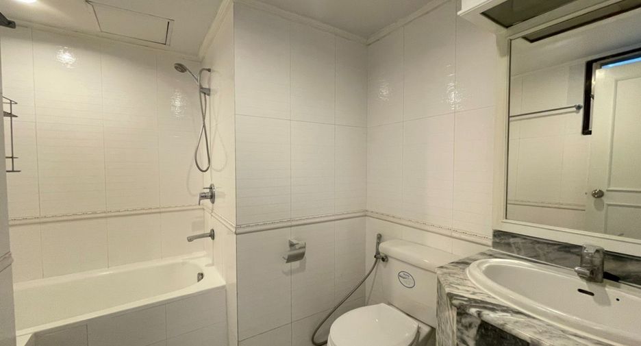For rent 3 bedrooms condo in Watthana, Bangkok