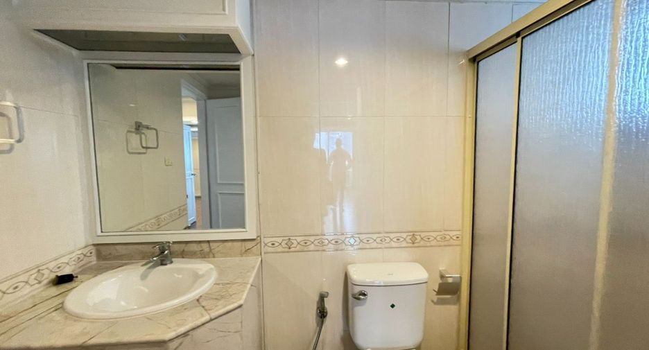 For rent 3 bedrooms condo in Watthana, Bangkok