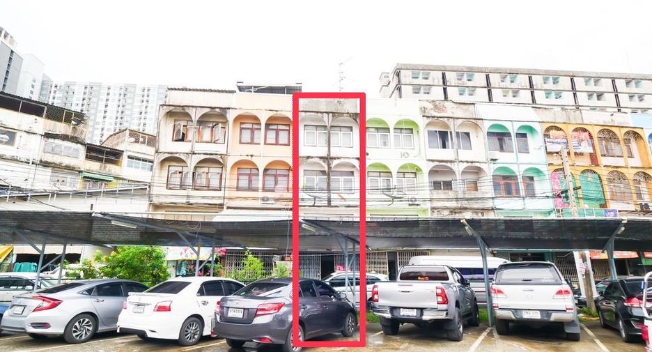 For sale 3 bed retail Space in Lak Si, Bangkok